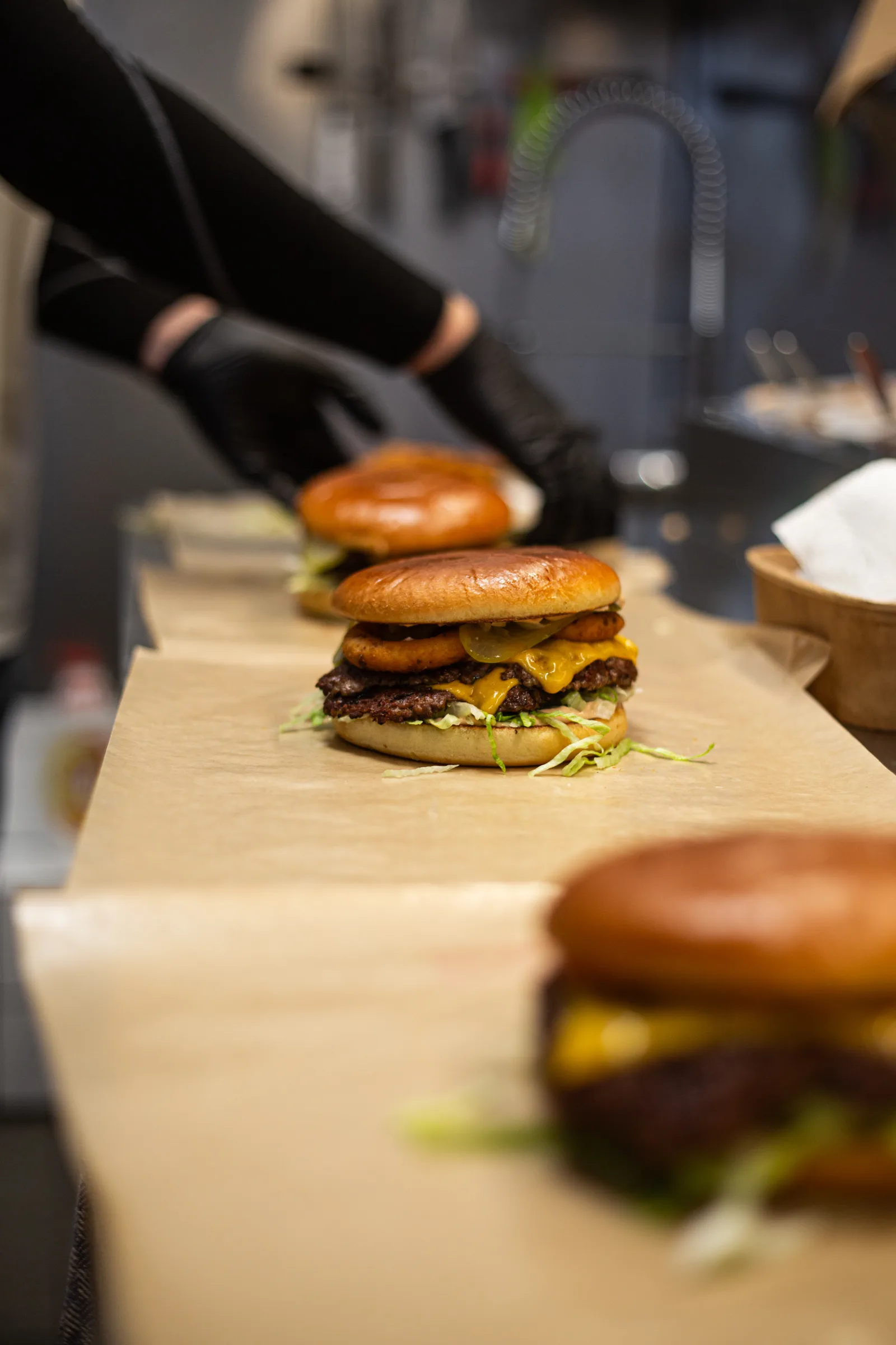 Burger koMEATywa — ujęcie boczne