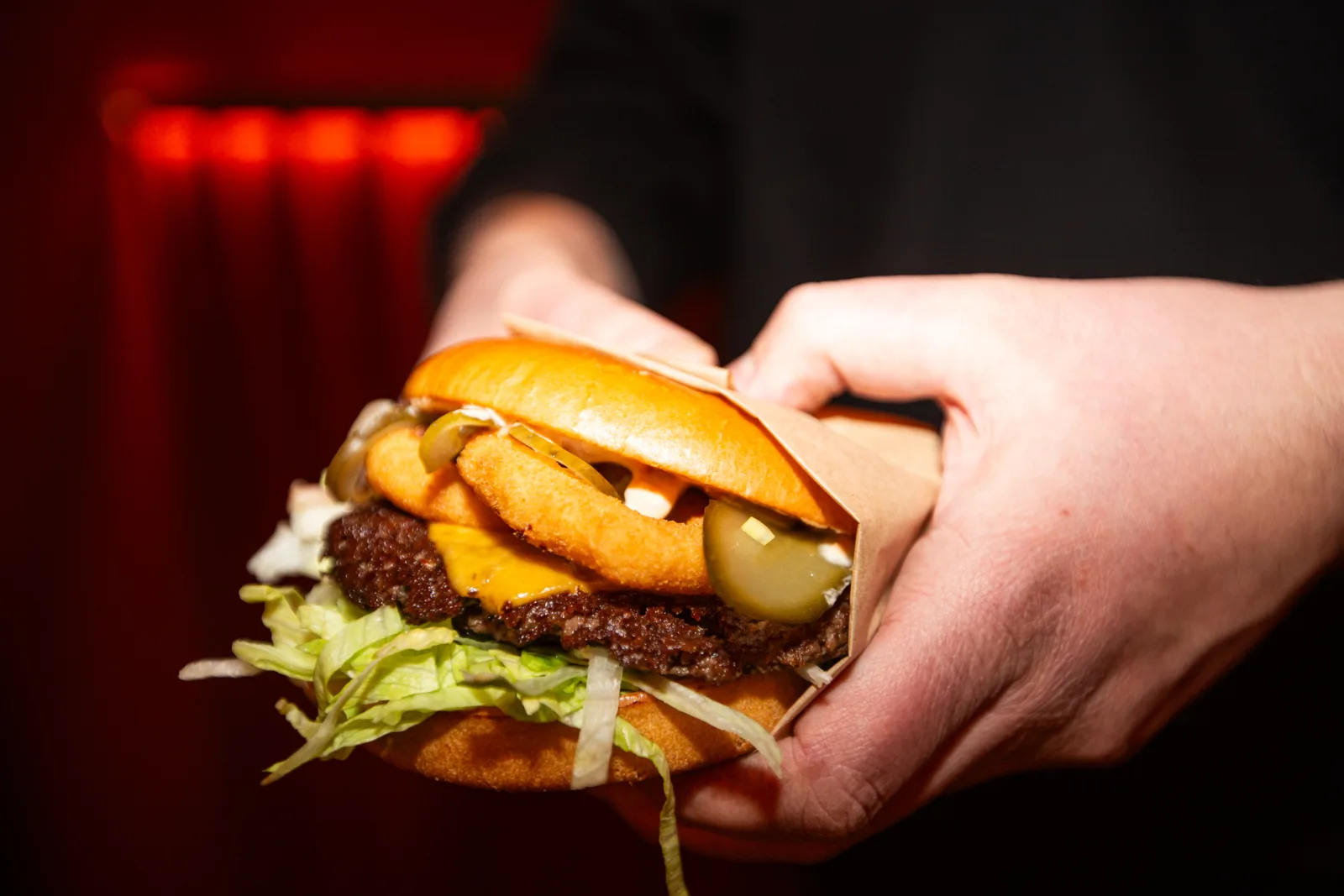 Burger z karmelizowaną cebulą